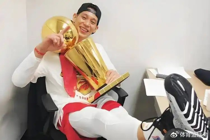 经纪人和杨毅同时爆料！林书豪在CBA遭国内球员恐吓，再突破就被废掉